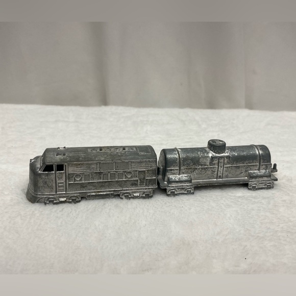 midgetoy vintage metal toy train Lot Of 2 Train Cars - Picture 2 of 16